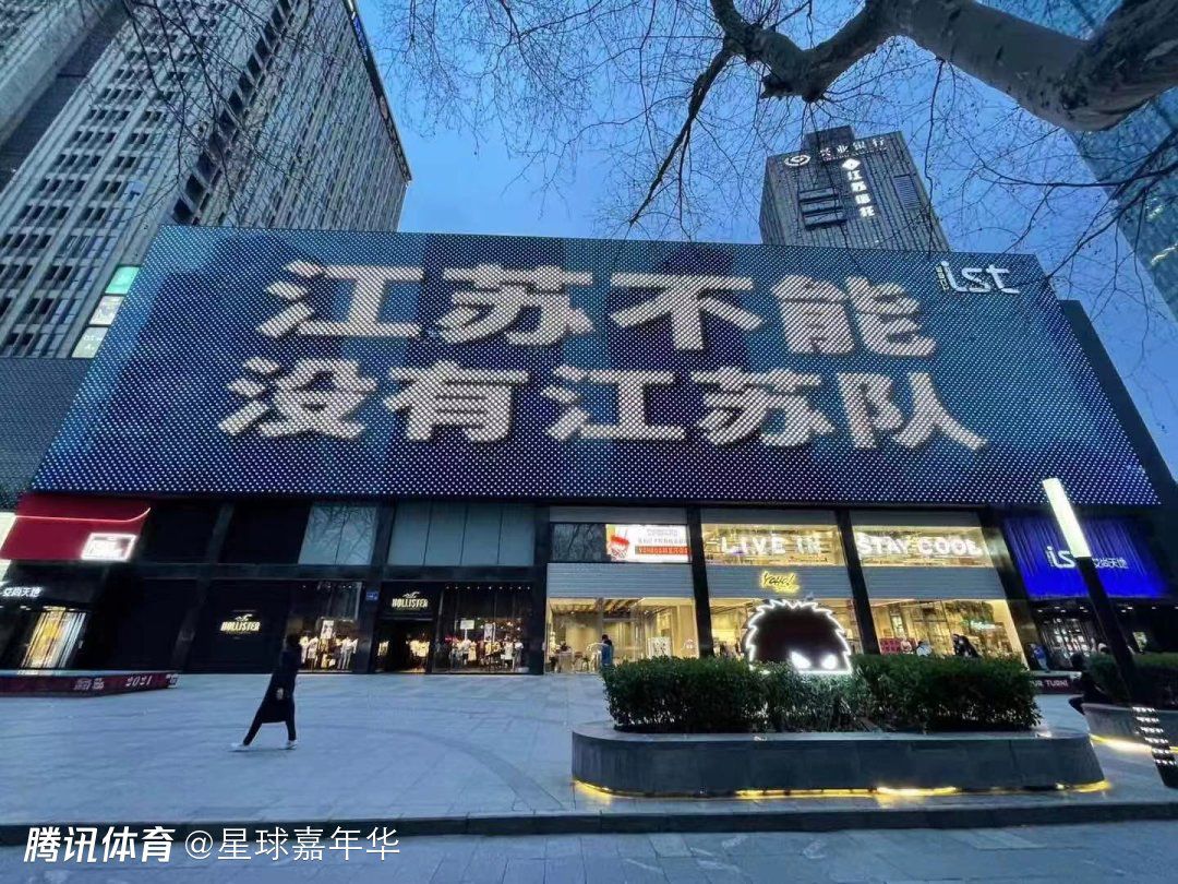 休息归来绿军迅速找回状态，塔图姆和波尔津吉斯联手拿下23分，绿军轰出净胜19分的表现直接抹平分差；末节场面跌宕起伏，波尔津吉斯最后时刻连拿8分一度为绿军拿到6分领先，不过顽强的活塞依靠博格达诺维奇的补篮将比赛拖入加时。